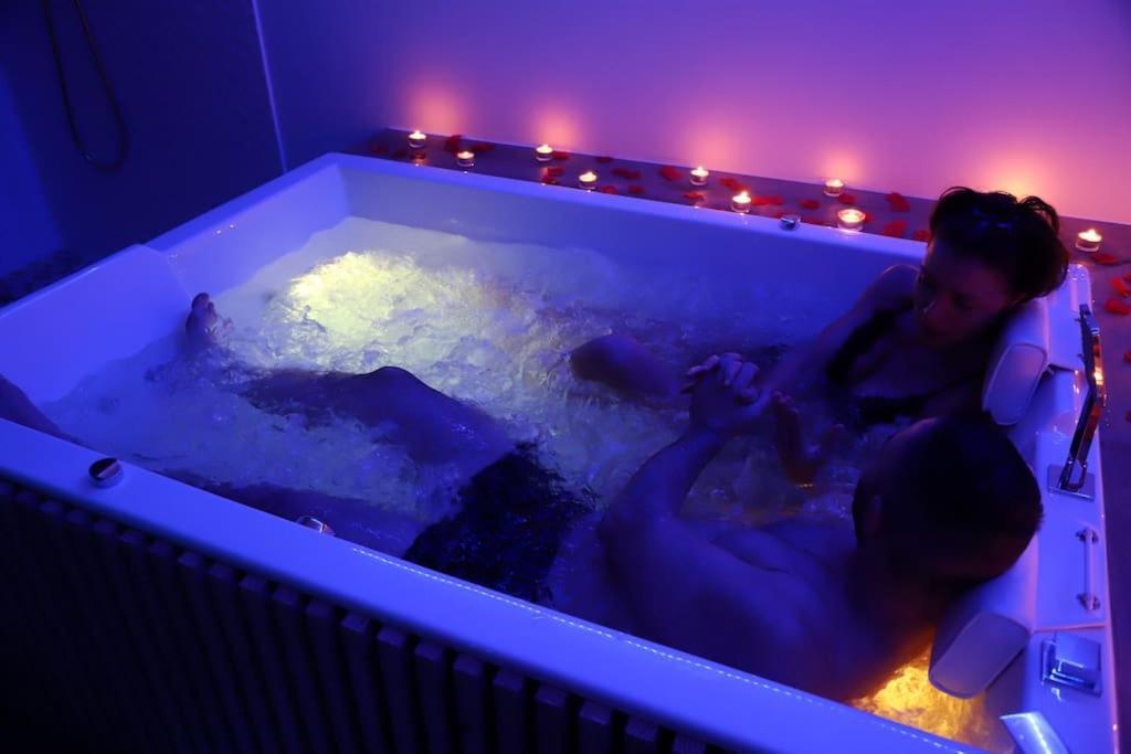Love Room Unique - Sauna / Jacuzzi Charleville-Mézières Exterior foto